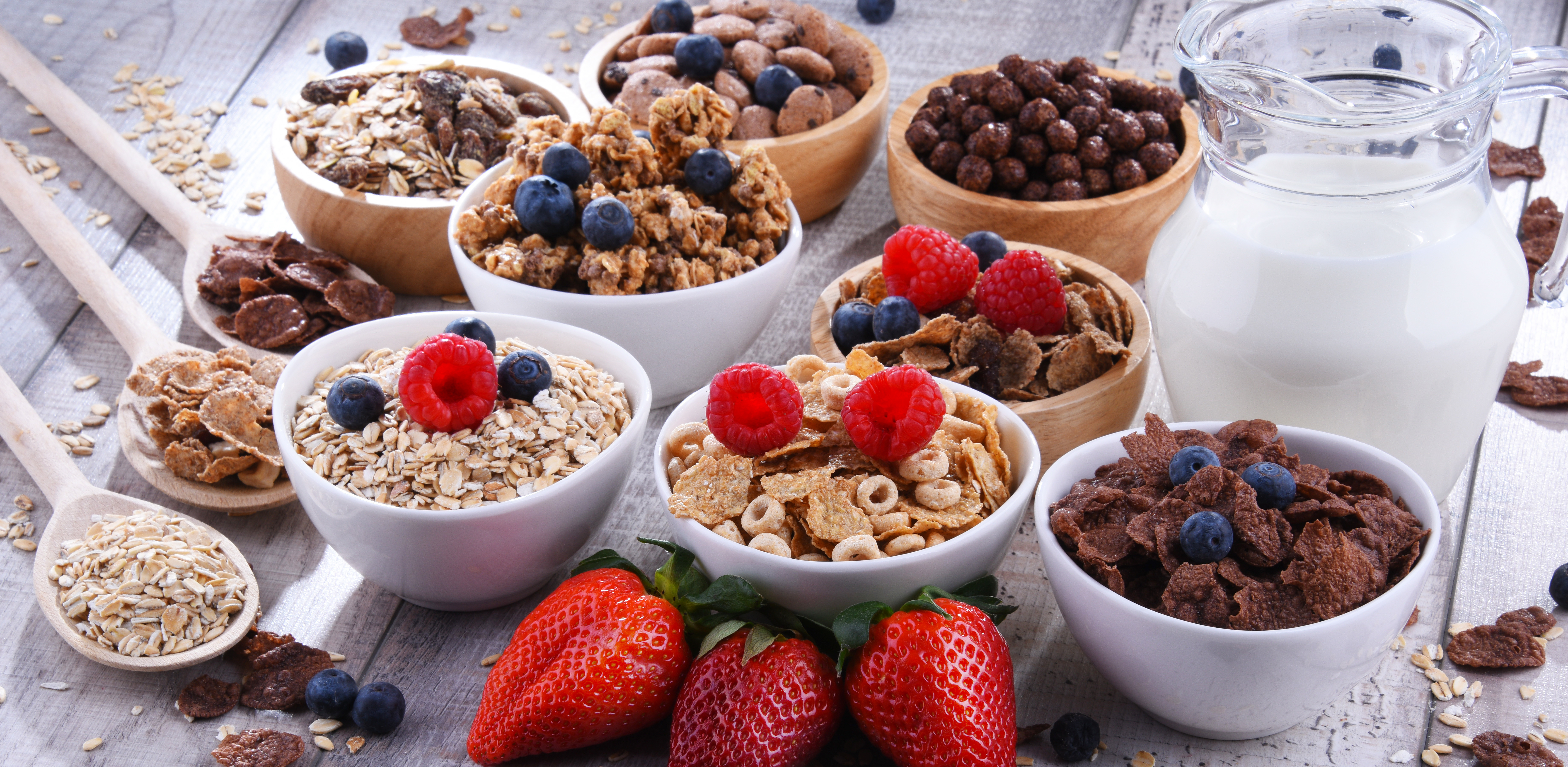Bowls containing different sorts of breakfast cereal products.